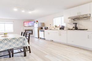Walkout Basement Suite, 2 BDR 4BD, Bright and Spacious Apartments, Calgary
