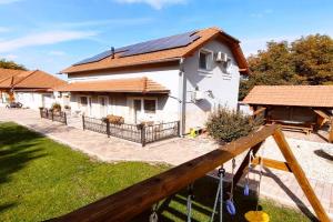 Aranyhal apartman, Sarvar