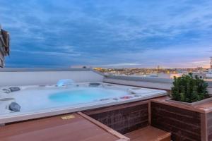 Beautiful 3BR Triplex penthouse with Hot-Tub by 360 Estates, St Julians
