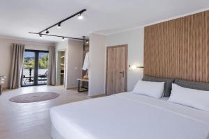 Baron Suites, Vasiliki