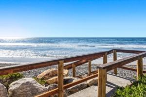 Oceanfront Family Getaway - BBQ - Oceanfront Seating Guest house, Carlsbad
