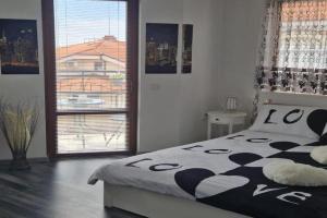 Black and White Apartment, Karlovo