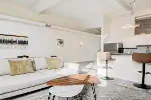 CozySuites - 2BR with Direct Skybridge Access #11, Indianapolis
