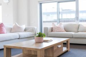 Spacious 3 bed apartment near airport with parking, Sydney