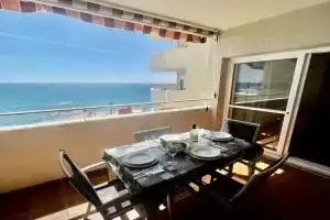 Benalbeach Beach Front Apartment, Torremolinos