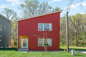 New Home!!! Minutes from Downtown, Duke & Hospital Guest house, Durham