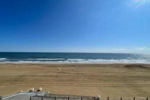 Playing Hooky at Dolphin Run-Oceanfront Condo-Pool Guest house, Virginia Beach