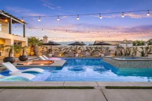 Desert Skyline Luxury Pool Home With Sunken Firepit Area Guest house, Indio