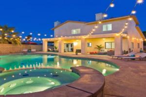 The Hideaway Home With Large Pool And Billiards Table Guest house, Indio