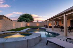 Desert Noir Modern Chic Pool Retreat Guest house, Indio