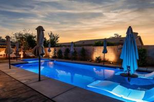The Crescendo Stylish Modern Pool Home Guest house, Indio