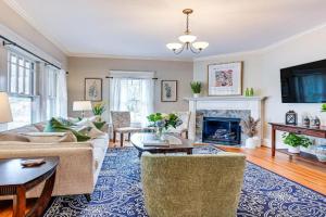 Spacious Salem-Winston Home with Deck! Guest house, Winston-Salem