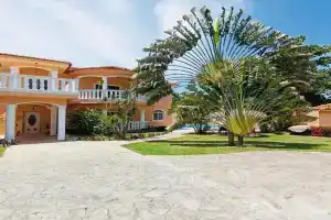 Luxury Villa Classic style, 7 minutes from the beach in, Sosua