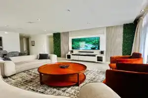 Luxury home 75”TV, 5mins from City Center & Beach Apartments, Dar es Salaam