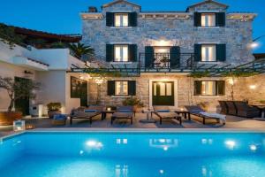Villa Filipetti in center, 4 en-suite bedrooms charming stone house, heated private pool, 600m from beach, Makarska
