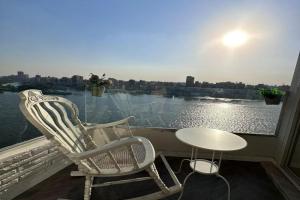 شقه فندقيه عائليه اطلاله على النيل بانوراما Apartments, Cairo
