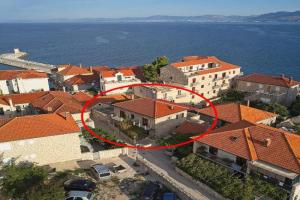 Apartments by the sea, Brac - 22162, Postira