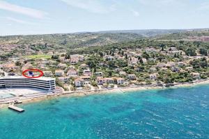 Apartments by the sea, Brac - 22163, Postira