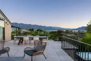 Lakeview Paradise: 3BR, Hot Tub, BBQ, Garden Guest house, Queenstown