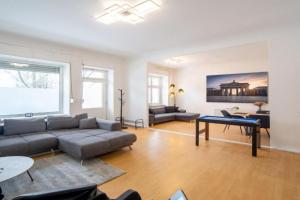 Massagesessel, King-Sized Bed, Billardtisch, 2 Couches Apartments, Berlin