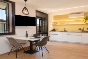 Timetofreedom Wohnung am Strand mit Pool Apartments, Sirmione