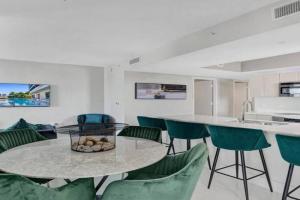 Gorgeous 4 Bedroom Condo Pool and Stunning Views, Hollywood