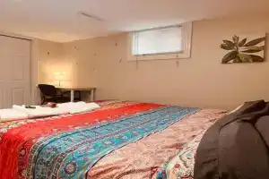 Downtown-Jackson Park private Budget Friendly Room, Windsor