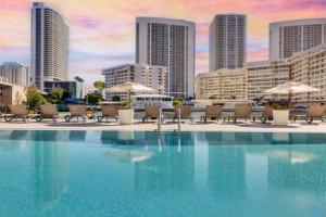 Resort Near Beach with Amazing Pool and Gym, Hollywood