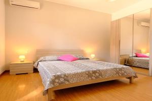Lady 2 - Vacanza Apartments, Pineto