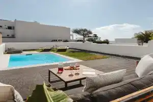 Villa Karla, Beachside Bliss in Agios Prokopios, Stelida