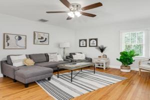 Rushing Bungalow - Steps from Swan Lake Morton Guest house, Lakeland