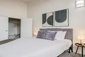 TWO CozySuites Apartment with Skybridge Access #4, Indianapolis