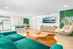 Palm Wave Says - No Extra Fees - Designer Inspired Apartments, West Palm Beach
