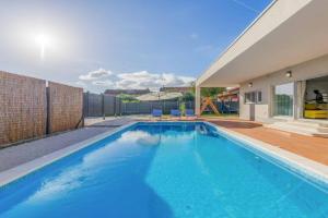 Villa Midnight Moon, Kastel Stari