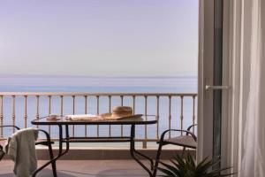 The Beach House - Steps from the Sea, Hanioti