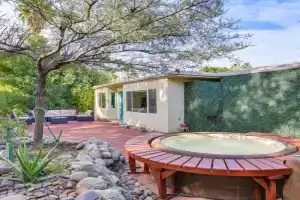 Palm Springs Studio with Outdoor Oasis and Hot Tub!, Palm Springs