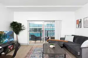 The Hornet - Cozy and Spacious 3BR - Free Parking - Views - 2 Mins to Stadium Apartments, Charlotte