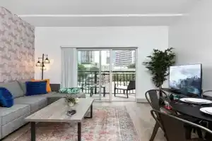 Stylish 4 Bed - 2 Mins to Stadium - Free Parking - Gym - Views Apartments, Charlotte