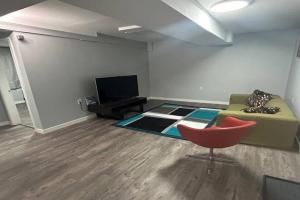 Cute Highlandpark (Lower B Unit) Apartments, Calgary
