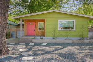 Warm and Cozy Authentic ATX Beauty, Fireplace, Walk to 6 Street, Best Eateries Guest house, Austin