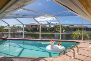 Waterfront Home With Heated Pool/Jacuzzi and only 1mile to beach Guest house, Marco