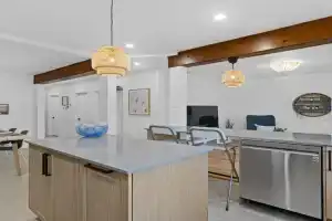 Large Beautiful 2BR Apartment fully equipped, Laval
