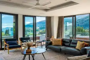 The Cove Penthouse- Lake Views- Free Parking- AC- BBQ, Queenstown