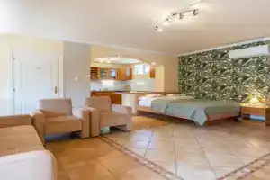 Aranyapartman, Hajduszoboszlo