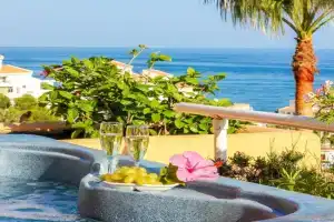 Malibu Mansions with private hot tub Apartments, Fuengirola