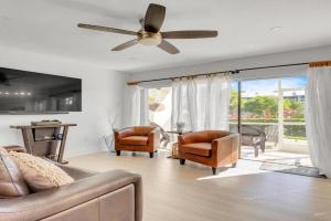 Overlooking Lagoon and Pool-Free Golf Cart-Kayaks Guest house, Key Largo