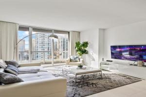 Modern High Rise One Bedroom at Icon Brickell (W), Miami