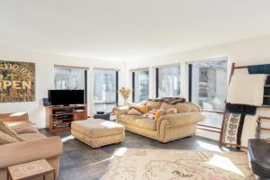 Condo with great ski access and heated garage Guest house, Telluride