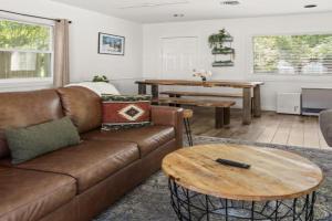 Cozy Bungalow Home in the Heart of Village, Stowe