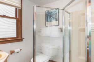 Classic Ski Condo, Steps to Chair 7 and on shuttle route Guest house, Telluride